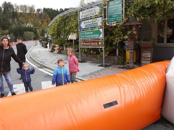 Rua bloqueada com um sistema anti-inundação em Lavamuend após chuvas pesadas, no sul da Áustria. por GERT EGGENBERGER / APA / AFP
