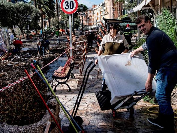 Rua do porto de Rapallo, perto de Gênova, depois de uma tempestade que atingiu a região,  destruiu uma parte da barragem e causou nove mortos na Itália.  por MARCO BERTORELLO / AFP