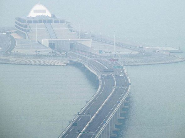 Seção da ponte Hong Kong-Zhuhai-Macau (HKZM) na frente da ilha Artificial do Leste em Hong.  por ANTHONY WALLACE / AFP