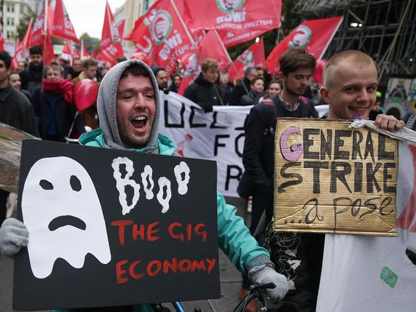 Trabalhadores terceirizados marcham em busca de direitos de trabalho mais favoráveis no centro de Londres. por DANIEL LEAL-OLIVAS / AFP