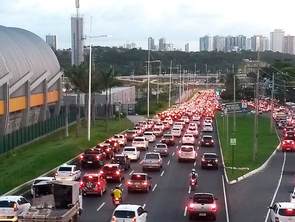 Trânsito travado na Paralela, no sentido Centro, ao lado do metrô Imbuí por Foto: Gil Santos/CORREIO