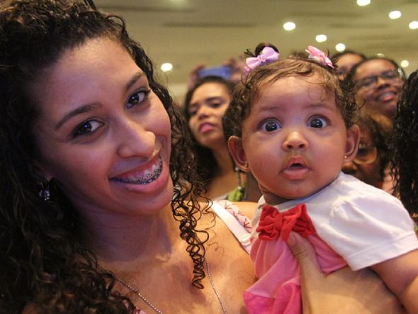 Valesca Brito levou a filha Alice de 4 meses para curtir o show por Foto: Evandro Veiga/ CORREIO