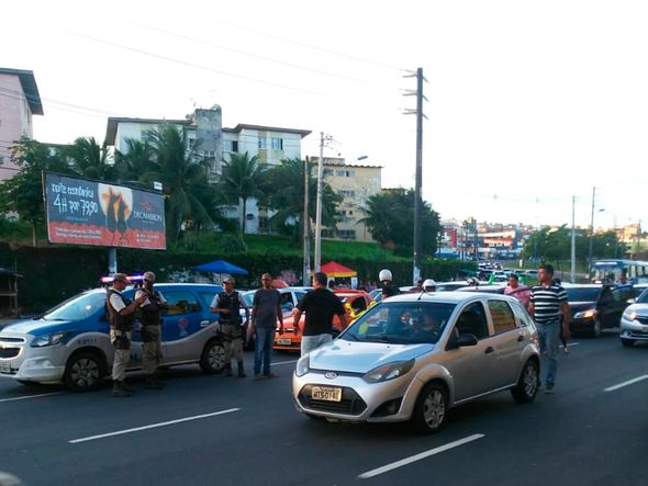 Viatura da Polícia Militar acompanha manifestação por Foto: Carol Aquino/CORREIO