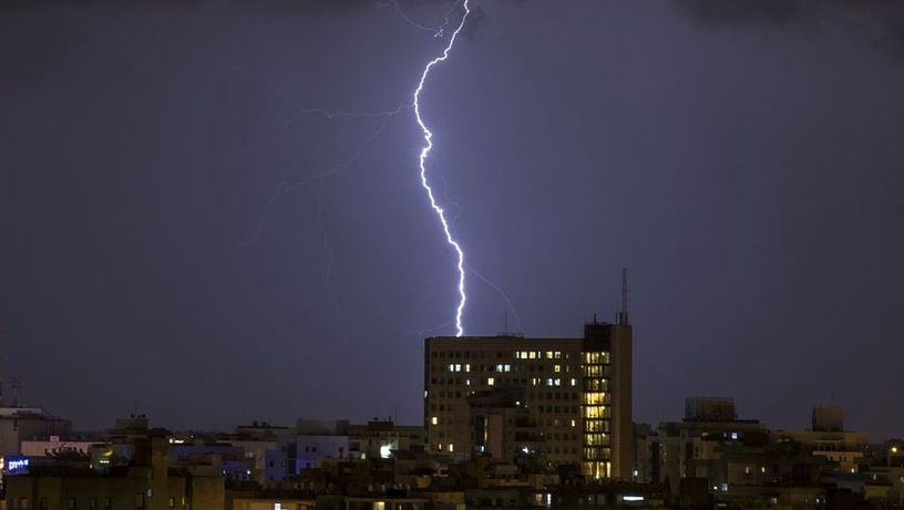 Imagem - Sem banho e celular: veja dicas para se proteger dos raios e trovões durante a chuva