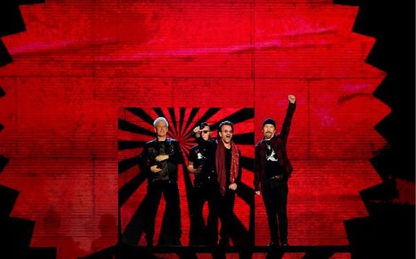A banda irlandesa U2 recebe o prêmio de ícone global durante MTV Europe Music Awards (EMA) 2017 na Arena de Wembley em Londres. 