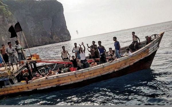 Barco de muçulmanos Rohingya  perto de Koh Phi Phi Leh, província da Tailândia por ASSADAWUTH SUDEN/AFP