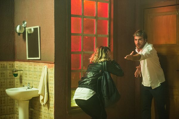 Beto (Emilio Dantas) confronta Luzia (Giovanna Antonelli) sobre o assassinato de Remy (Vladimir Brichta) por Divulgação/TV Globo