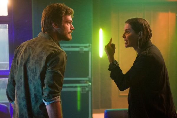 Beto (Emilio Dantas) impedindo a passagem de Karola (Deborah Secco). Chegando Naná (Arlete Salles), Clóvis (Luis Lobianco) e Gorete (Thalita Carauta), todos bem nervosos. Naná avança e dá um tapa na cara de Karola. Família toda contra Karola por Cesar Alves/TV Globo