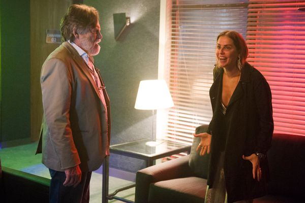 Beto (Emilio Dantas) impedindo a passagem de Karola (Deborah Secco). Chegando Naná (Arlete Salles), Clóvis (Luis Lobianco) e Gorete (Thalita Carauta), todos bem nervosos. Naná avança e dá um tapa na cara de Karola. Família toda contra Karola por Cesar Alves/TV Globo