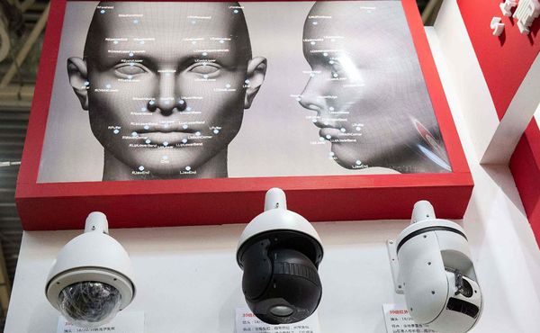 Câmeras de segurança AI (Inteligência Artificial) com tecnologia de reconhecimento facial são vistas na exposição internacional da China sobre segurança pública em Pequim. por NICOLAS ASFOURI / AFP