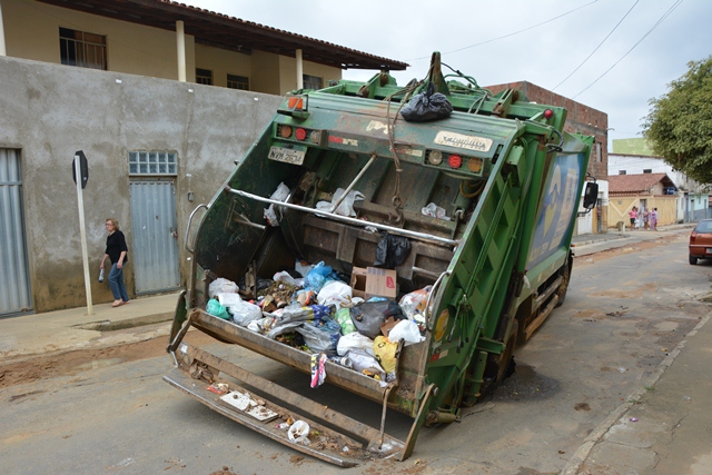 Caminhão de lixo preso em buraco provocado pela chuva por Foto: Divulgação/Prefeitura de Vitória da Conquista