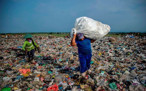 Catadores de lixo em Sidoarjo em Java do leste. Aproximadamente 8 milhões de toneladas de resíduos de plástico são jogadas nos oceanos do mundo cada ano.