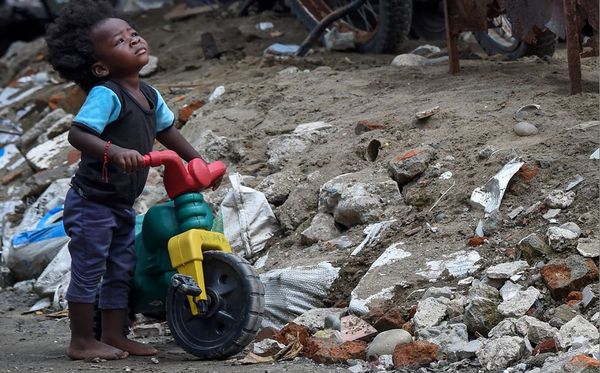 Criança em Cidade 2000, uma favela que é o refúgio das pessoas que perderam suas casas por conta das guerras de território entre gangues criminosas no município de Tumaco, departamento de Nariño, Colômbia. por RAUL ARBOLEDA /AFP