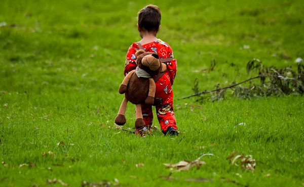 Criança venezuelana em campo humanitário de Bogotá. Os venezuelanos migrantes são transferidos voluntariamente para um abrigo provisório da Prefeitura de Bogotá. Os refugiados  da Venezuela chegam a 3 milhões pelo mundo.  por RAUL ARBOLEDA / AFP