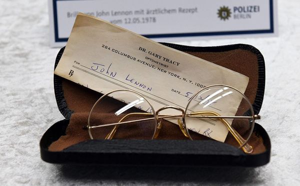 Dois óculos de John Lennon que haviam sido  roubados da viúva Yoko Ono em 2006 foram recuperados  por MAURIZIO GAMBARINI/AFP 