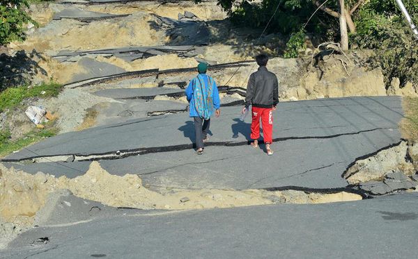 Estrada danificada em Sulawesi de Palu, na Indonésia Central, após um terremoto e o tsunami atingirem a região, onde voluntários começaram a enterrar os corpos em uma vala comum com espaço para mais de mil pessoas. por ADEK BERRY / AFP