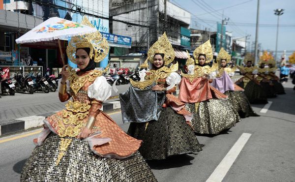 Estudantes da Universidade Princesa de Naradhiwas usam fantasia colorida durante desfile anual da instituição na província de Narathiwat, na Tailândia. por MADAREE TOHLALA / AFP