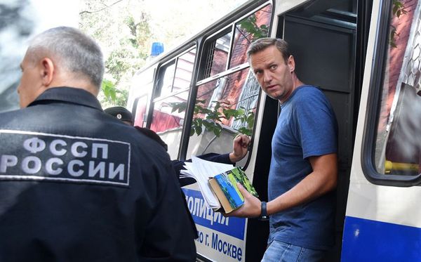 Líder da oposição russo, Alexei Navalny sai um ônibus da polícia para um tribunal em Moscou. Ele foi detido fora de sua casa em Moscou, sem um arazão aparente. 