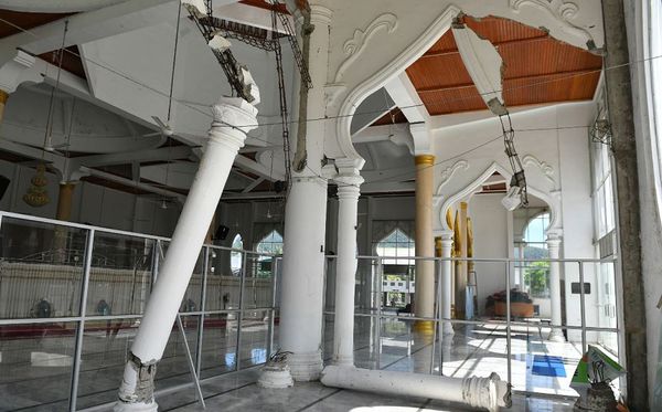 Mesquita Rahmatullah em Lampuuk, danificada pelo terremoto causado pelo Tsunami em Banda Aceh na Indonésia.  por ADEK BERRY / AFP