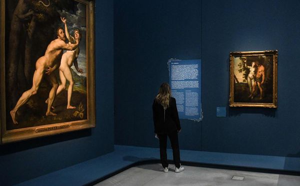 Mostra "Love" explora as maneiras que as pessoas amam uns aos outros ao longo da história, no Museu do Louvre. por DENIS CHARLET / AFP