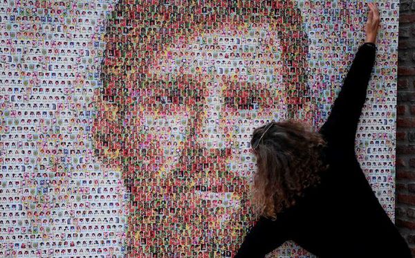 Mural retrata o jogador Messi. Feito com duas mil figurinhas autocolantes de futebol está em exposição no Museu Casa Rosada, em Buenos Aires. por EITAN ABRAMOVICH/AFP