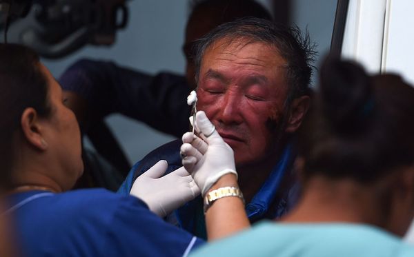 O alpinista chinês Boyu Xia, que perdeu ambas as pernas durante a primeira tentativa de escalar o Everest, recebe atenção médica, após retornar de uma escalada bem sucedida ao cume do Monte em Kathmandu por PRAKASH MATHEMA/AFP
