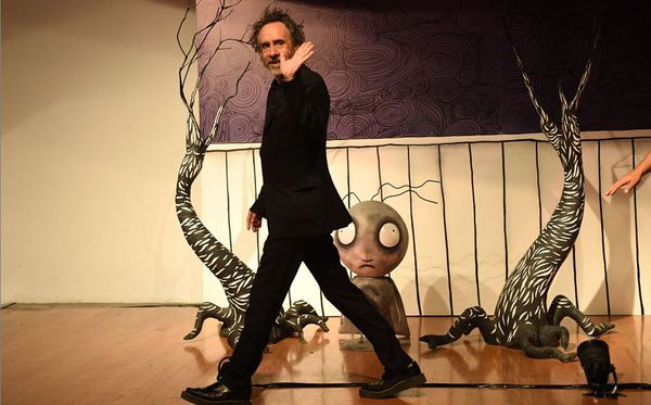 O director de cinema norte-americano Tim Burton visita a exposição “O Mundo de Tim Burton” no Museu Franz Mayer na cidade do México.  por PEDRO PARDO/AFP 
