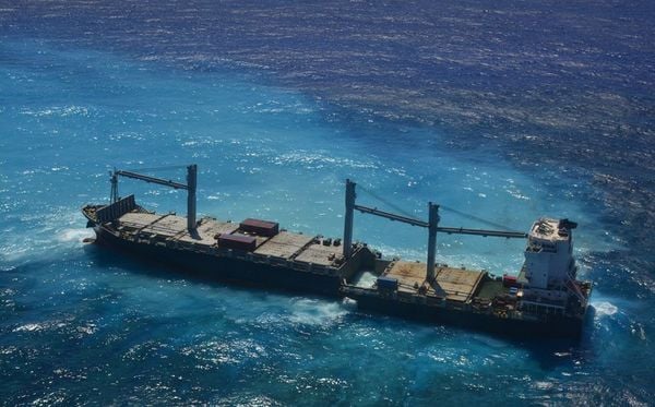 O Navio container Kea Trader de 184 metros por ARMED FORCES OF NEW CALEDONIA AFP 
