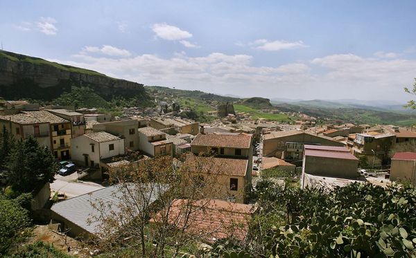 Vila de Corleone, na Itália. O vilarejo ficou famoso após ser eternalizado na trilogia cinematográfica The Godfather de Francis Ford Coppola. por FILLIPO MONTEFORTE/AFP