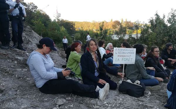 Os ecoativistas Amigos da Floresta de Corniche des Forts, fazem caminhada pelo parque que fica a dois quilômetros de Paris , em prol do seu fechamento ao público para a regeneração do que já foi uma aérea de extração de gesso.  por SARAH BRETHES / AFP