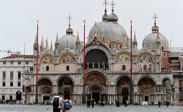 Piazza San Marco inundada em Veneza, durante um alerta de água alta . Este ano houve um recorde de inundações e tempestades com ventos alcançando 180 quilómetros por hora, que causaram a morte de 11 mortes.  por MIGUEL MEDINA / AFP