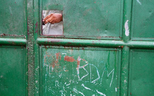 Porteiro expulsou equipe do CORREIO do local; portão tem sigla do BDM por Foto: Evandro Veiga/CORREIO