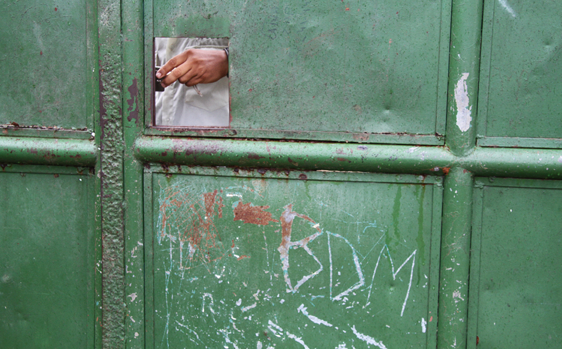 Porteiro expulsou equipe do CORREIO do local; portão tem sigla do BDM por Foto: Evandro Veiga/CORREIO