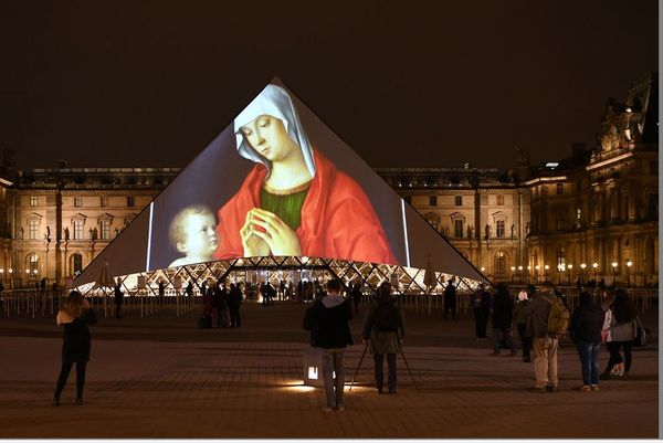 Projeções no Louvre/Paris para marcar a inauguração do Louvre/Abu Dhabi , na Arábia Saudita por ERIC FEFERBERG/AFP