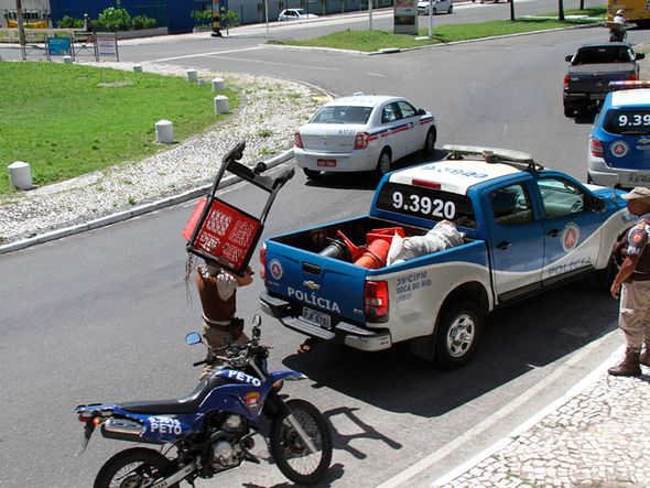 Carrinhos de supermercado usados em furto apreendidos por PMs por Foto: Evandro Veiga/CORREIO