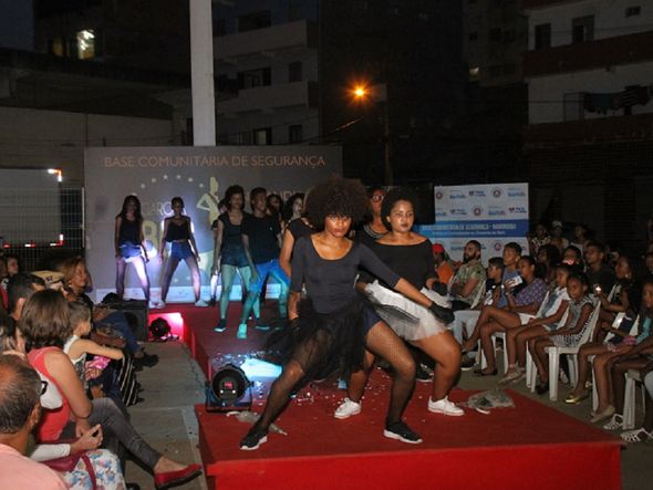 Enquanto as modelos se preparavam para o desfile, o público se animou também com apresentações de dança por Foto: Evandro Veiga/ CORREIO