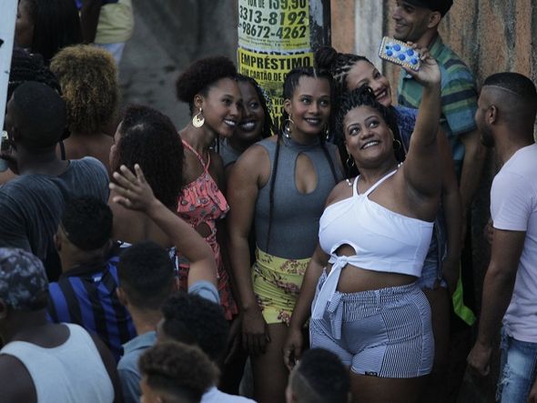 Fãs registram o momento na festa  por Foto: Arisson Marinho/ CORREIO
