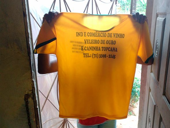 Funcionária mostra camiseta que indicam produtos fabricados no local por Foto: Ana Caroline Abreu Ferreira/Divulgação