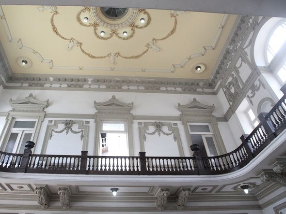 Guirlandas e querubins enfeitam o teto do hall do Palácio por Angeluci Figueiredo