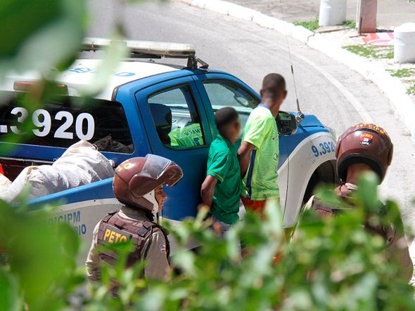 Jovens presos após serem flagrados com material furtado por Foto: Evandro Veiga/CORREIO