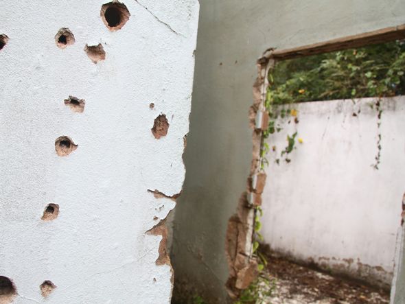 Marcas de tiros em parede de imóvel usado como cativeiro por Foto: Mauro Akin Nassor/CORREIO