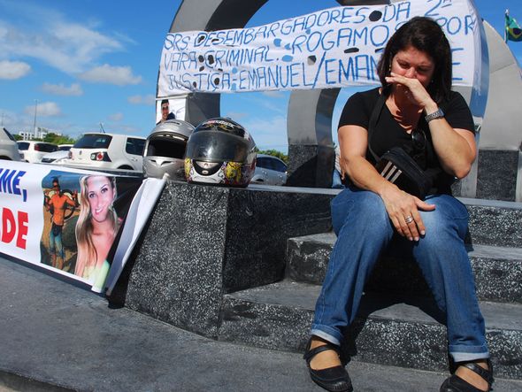 Marinúbia Barbosa, mãe das vítimas, pede justiça em frente ao TJ-BA por Foto: Arquivo CORREIO