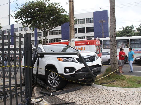 Médica perdeu o controle do carro e também bateu por Foto: Arquivo CORREIO