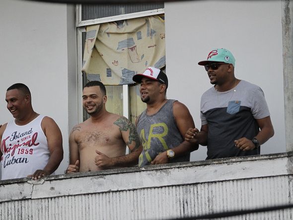 Moradores assistem da varanda ao show por Foto: Arisson Marinho/ CORREIO
