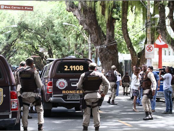 Os policias da Rondesp chegaram na agência depois que a gerente acionou o alame por Foto: Mauro Akin Nassor/CORREIO