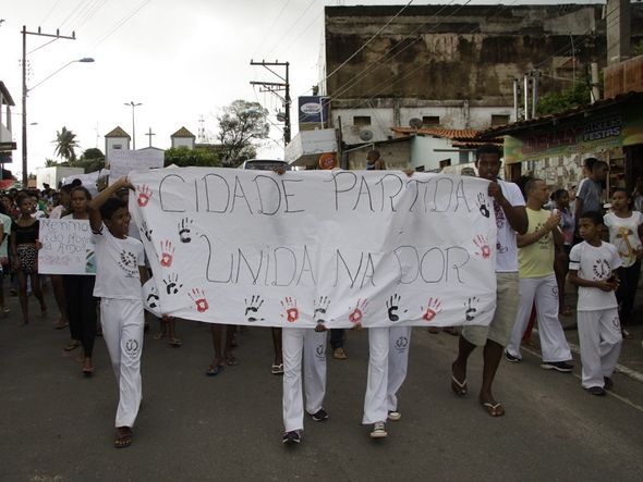 Parentes e vizinhos de Guilherme protestam em Barra do Pojuca por Foto: Almiro Lopes/CORREIO