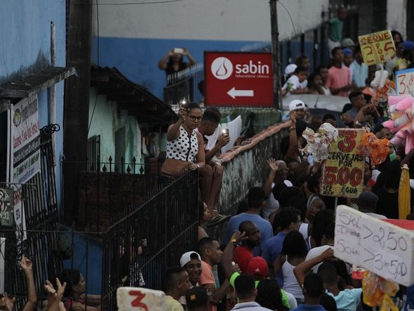 Pessoas sobem em muro para assistir ao show por Foto: Arisson Marinho/ CORREIO