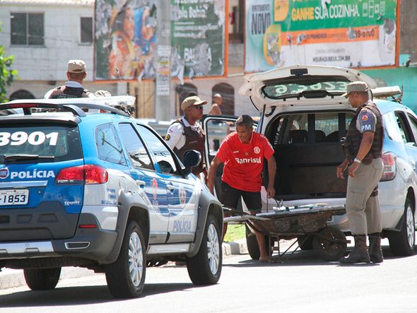 Polícia aborda homem com carrinho de mão carregado de material por Foto: Evandro Veiga/CORREIO