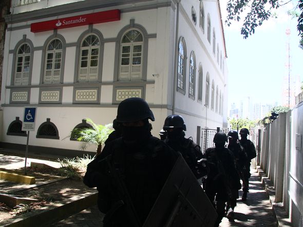 Policiais do Bope realizaram uma varredura no banco depois que os acusados foram para a delegacia  por Foto: Mauro Akin Nassor/CORREIO