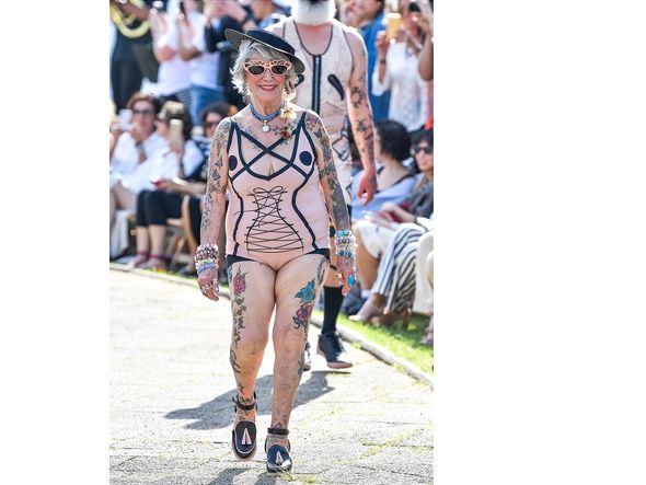 Praia: quem disse que a vovó não pode lacrar na areia? Basta apostar em um maiô bapho, como esse do desfile de Ronaldo Fraga. O estilista lança pela primeira vez moda praia inspirada nos anos 20 por Foto: Caetana Filmes/Divulgação